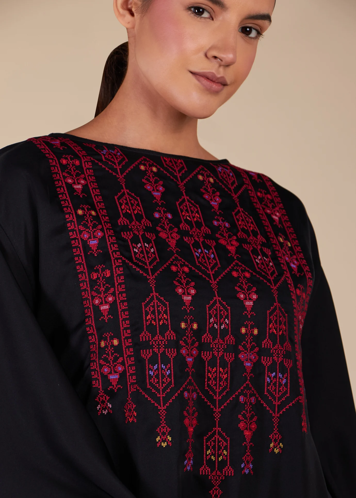 Floaty Tatreez Kaftan Black - Final Sale - Image 5
