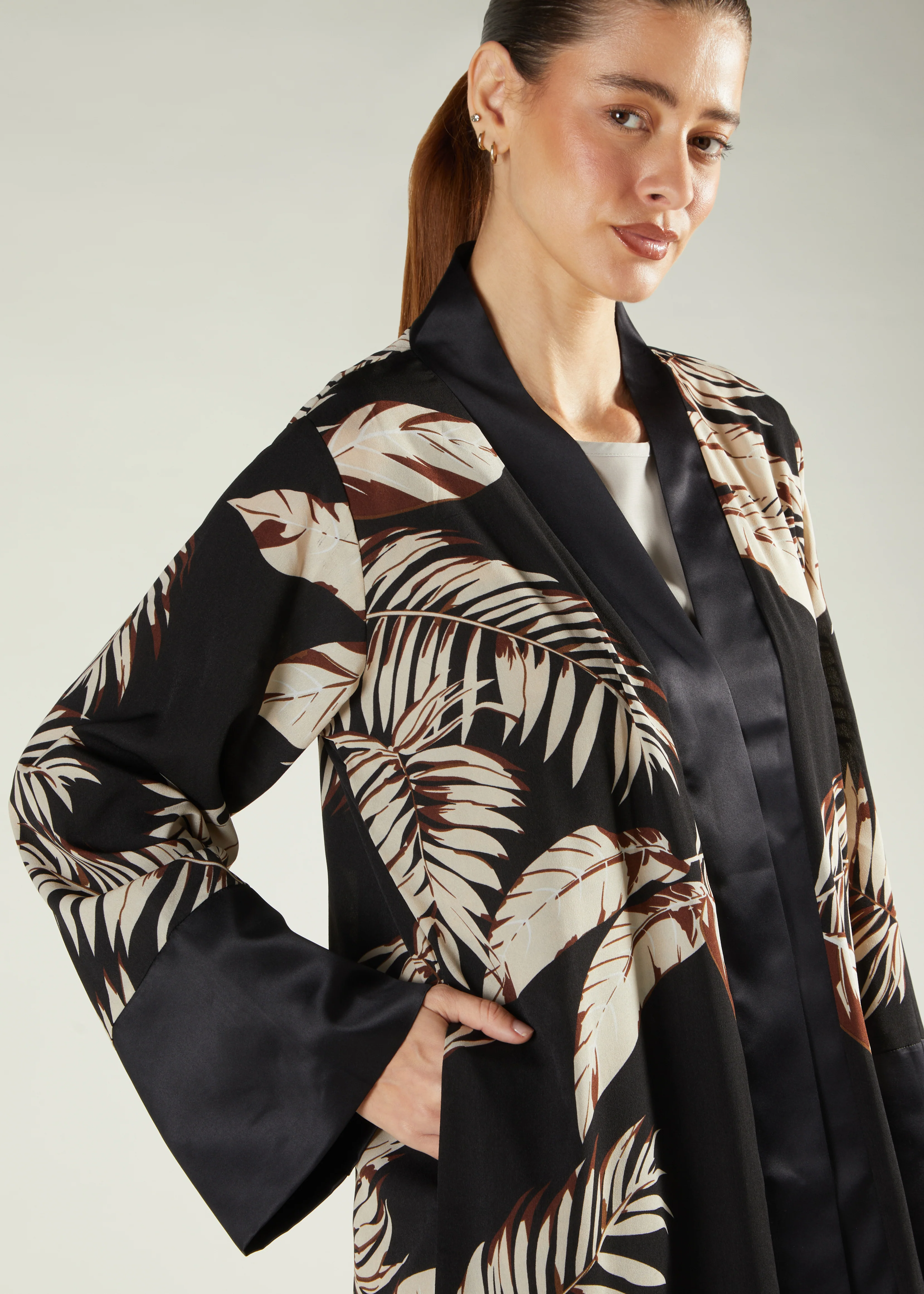 Leaf Print Open Abaya - Image 4