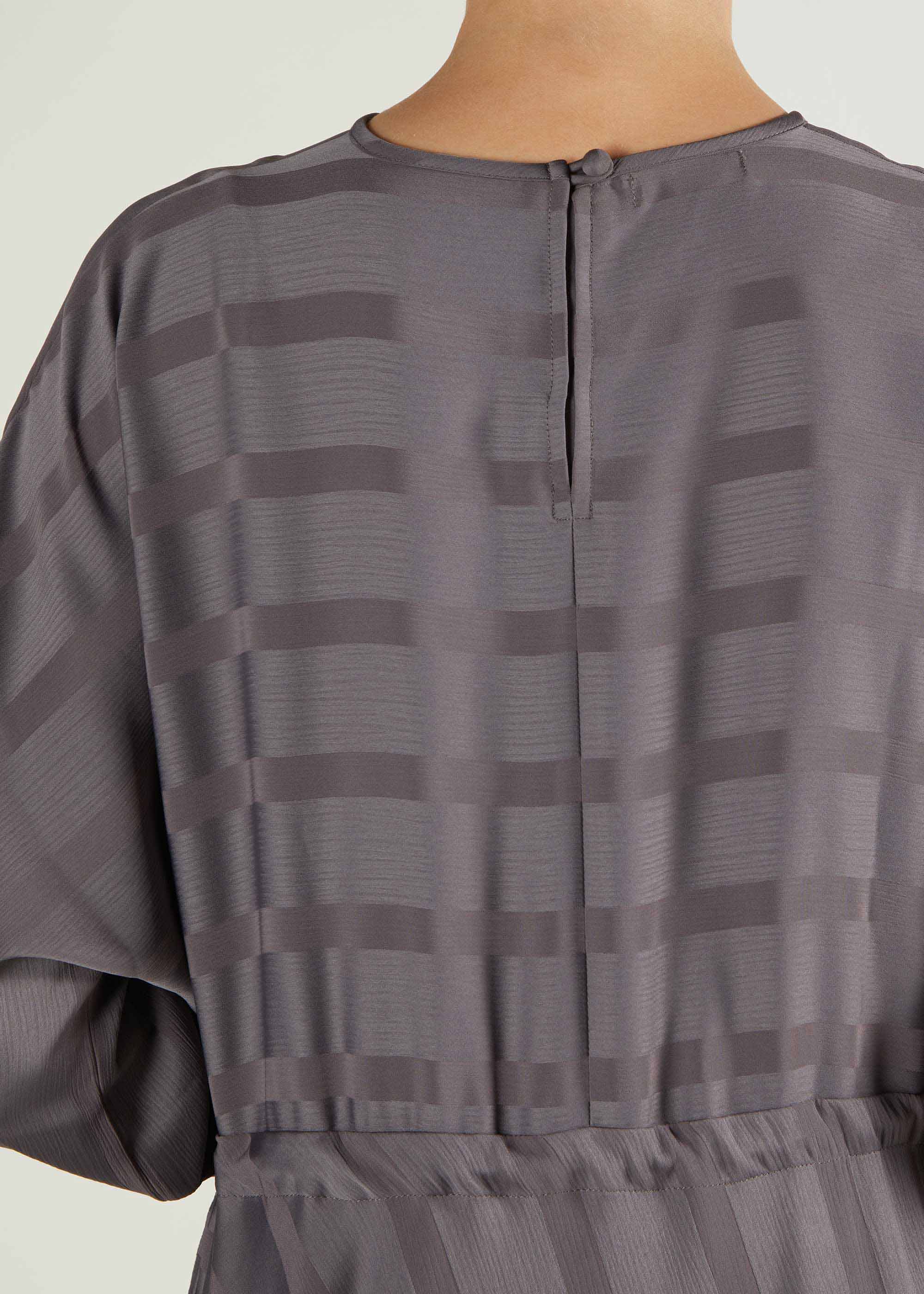 Self Print Batwing Abaya Grey - Final Sale - Image 4
